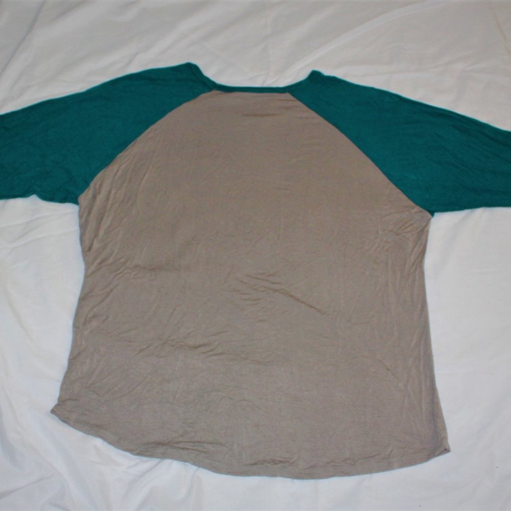LuLaRoe Randy Tee in Gray and Turquoise - Picture 3 of 6